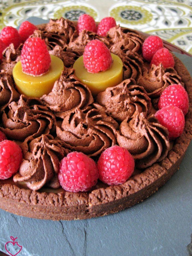 Crostata frolla nocciola e cacao, fondente e lamponi