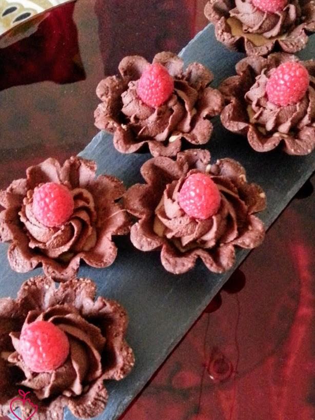 Crostata nocciole, fondente e lamponi