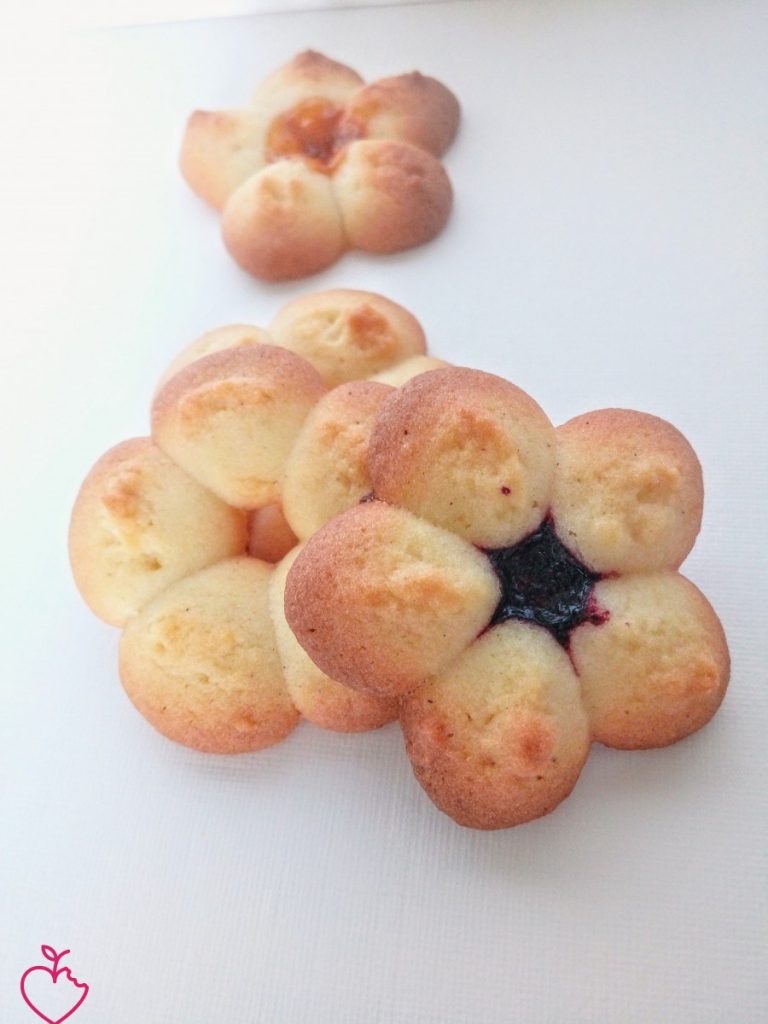 Biscotti in fiore, limone, vaniglia e confetture