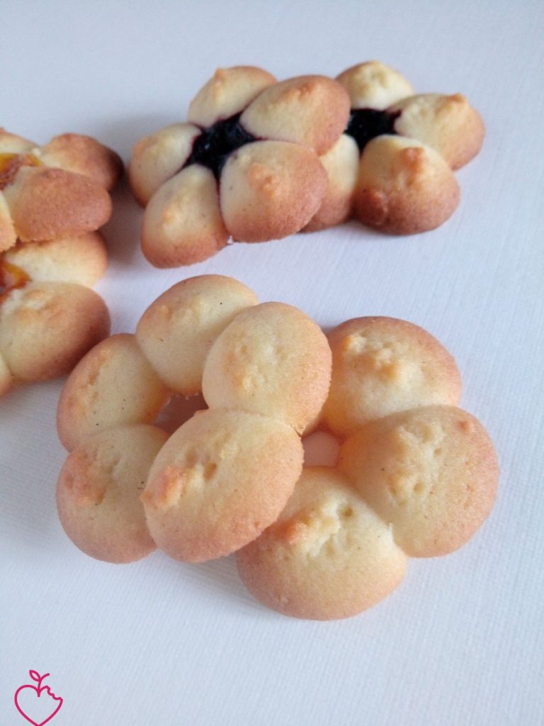 Biscotti in fiore, limone, vaniglia e confetture
