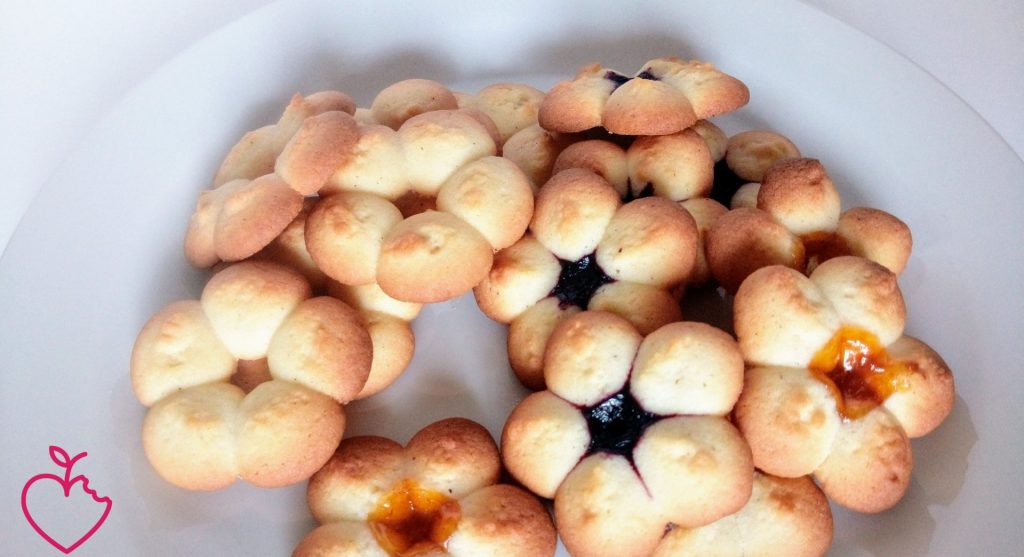 Biscotti in fiore, limone, vaniglia e confetture