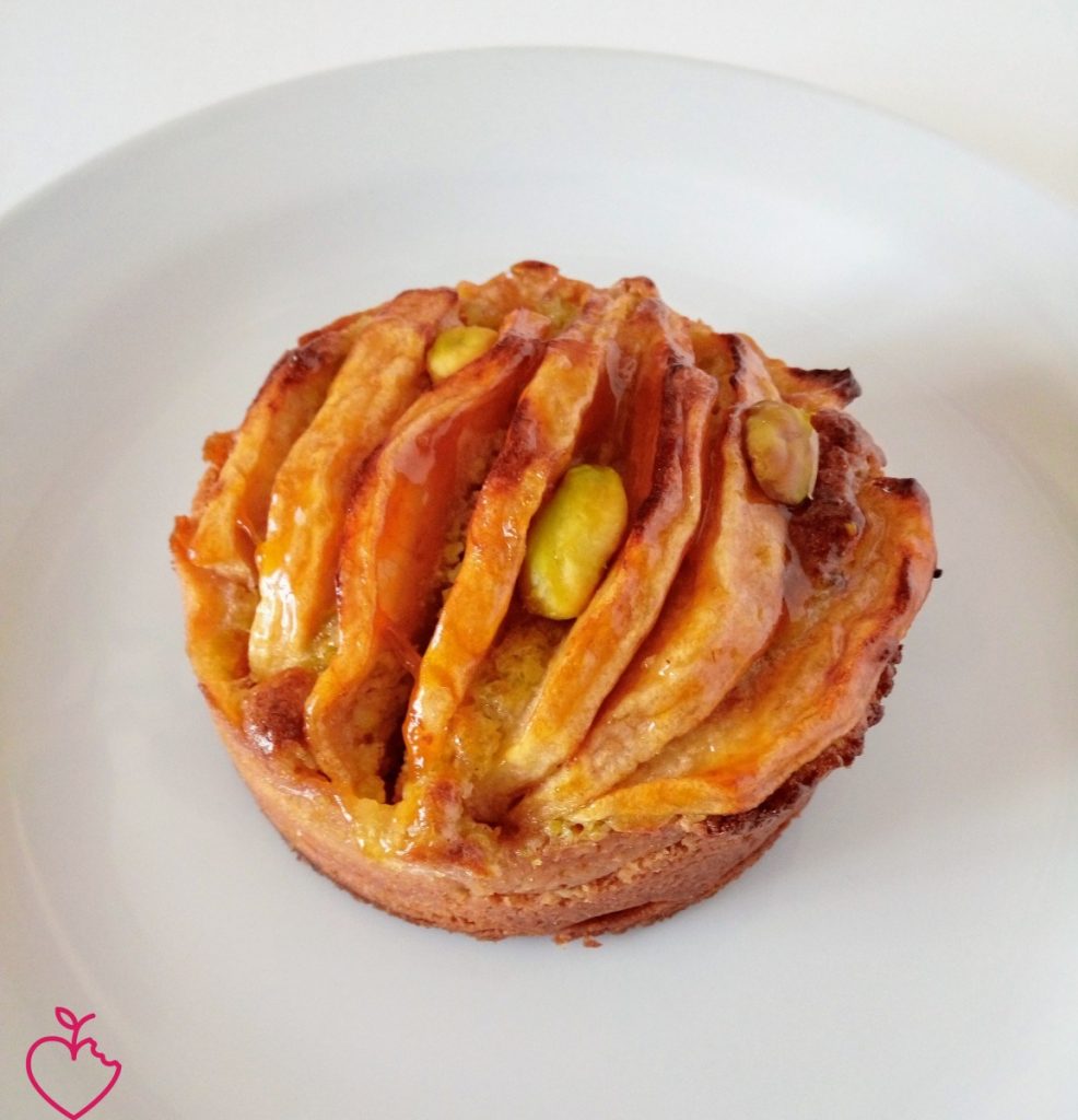 Crostata frangipane al pistacchio e mele caramellate