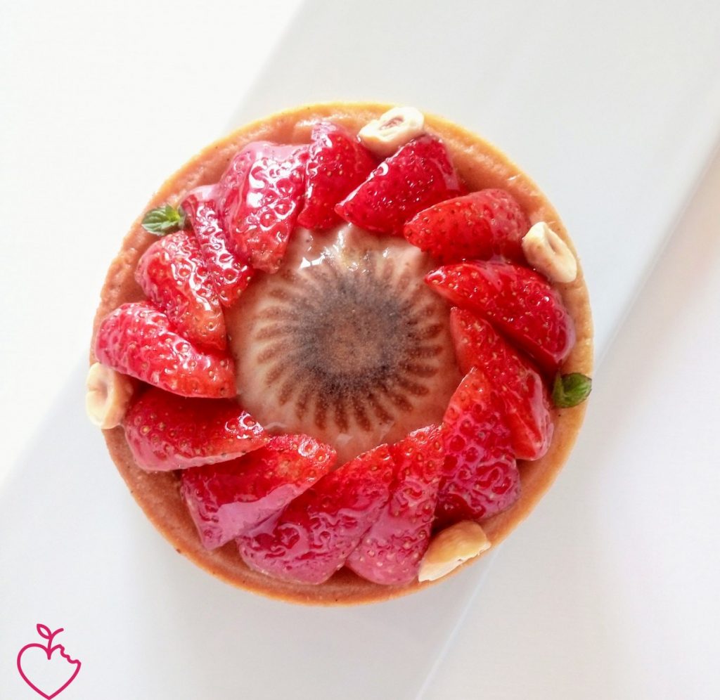 Crostatina, panna cotta alla nocciola e fragole