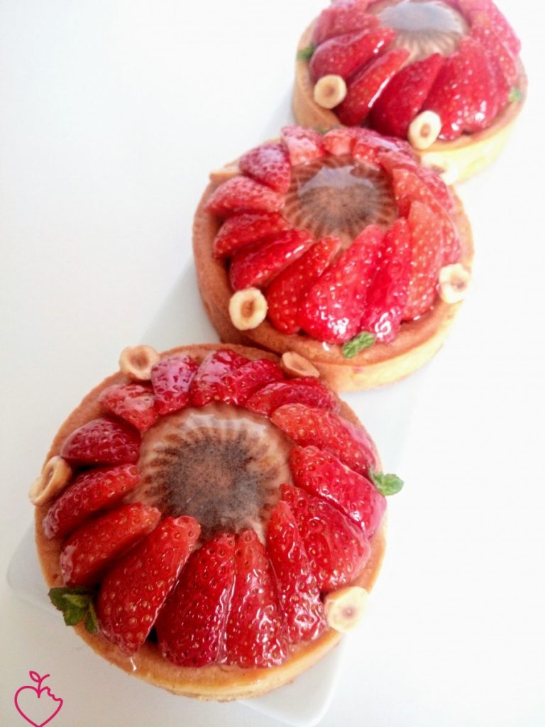 Crostatina, panna cotta alla nocciola e fragole