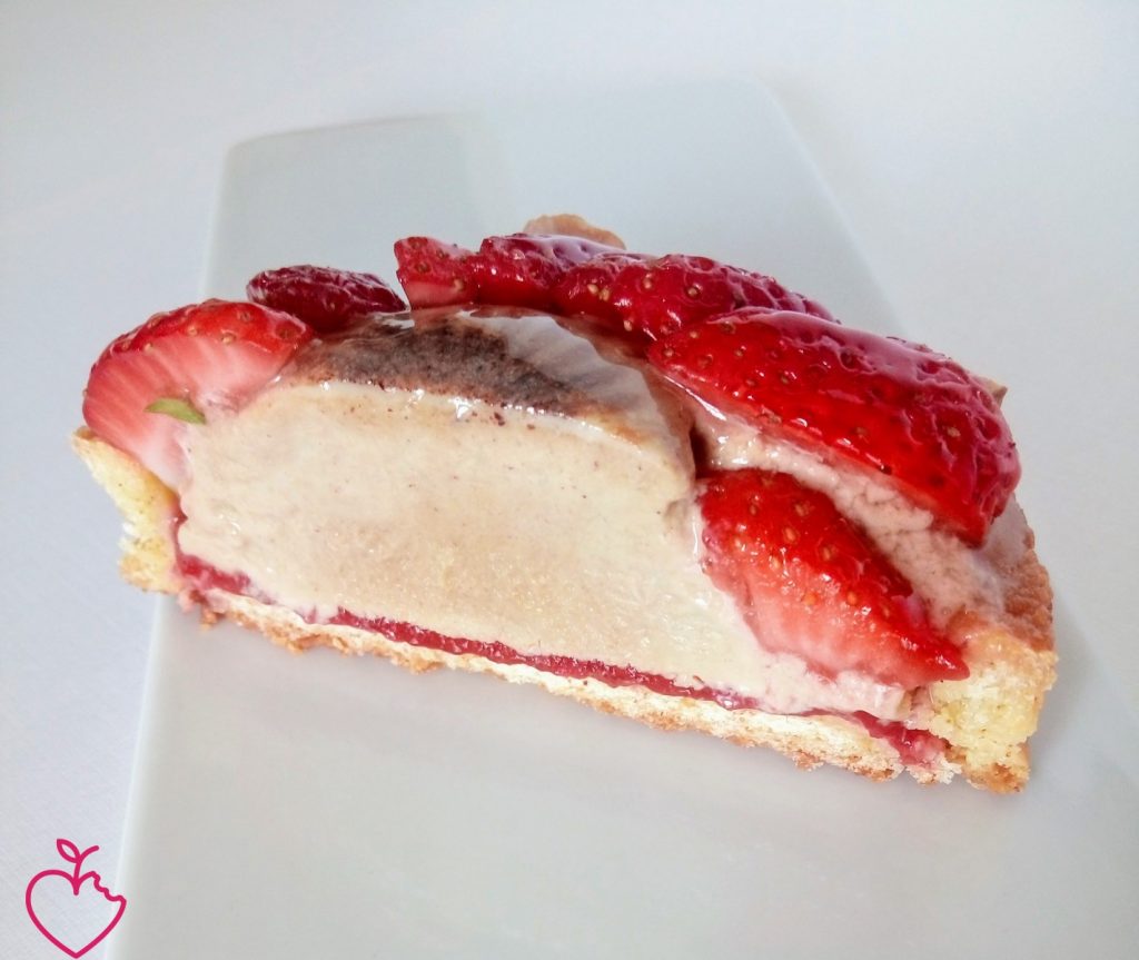 Crostatina, panna cotta alla nocciola e fragole