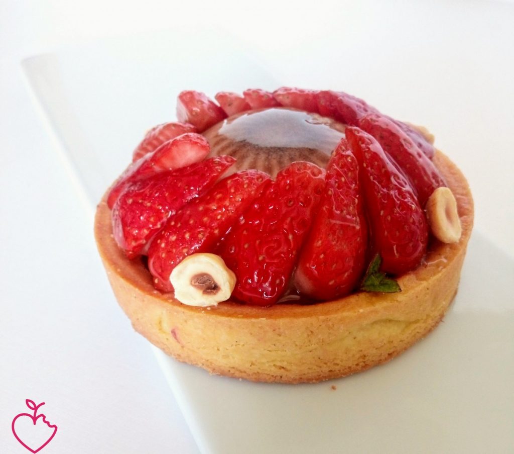 Crostatina, panna cotta alla nocciola e fragole