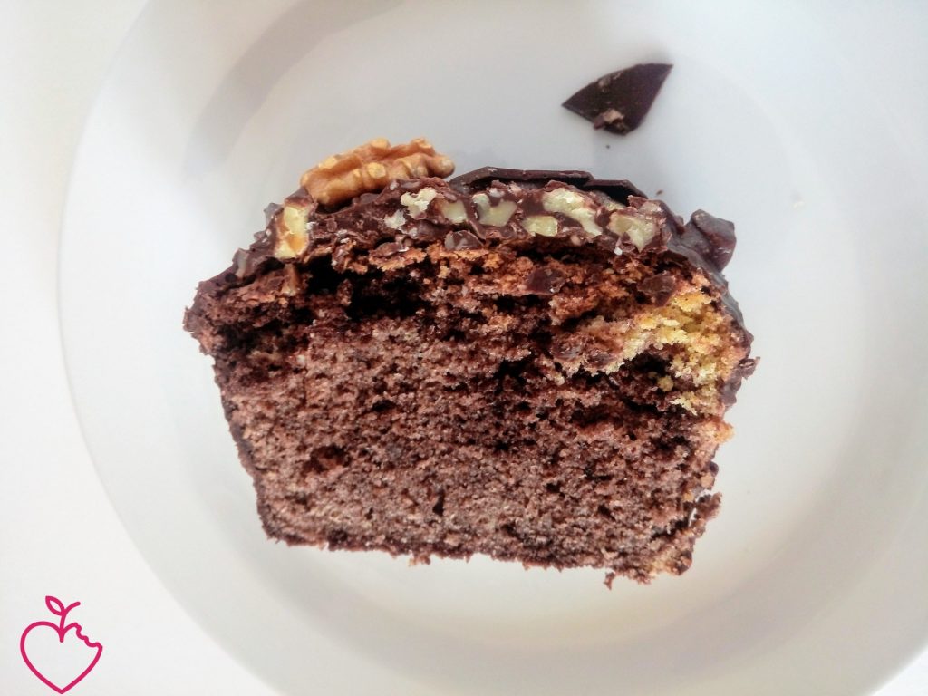 Plumcake cioccolato e vaniglia, ricoperto con noci e fondente