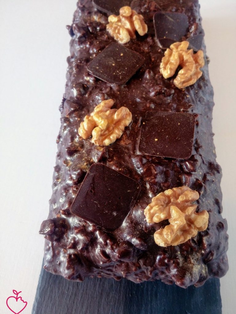 Plumcake cioccolato e vaniglia, ricoperto con noci e fondente