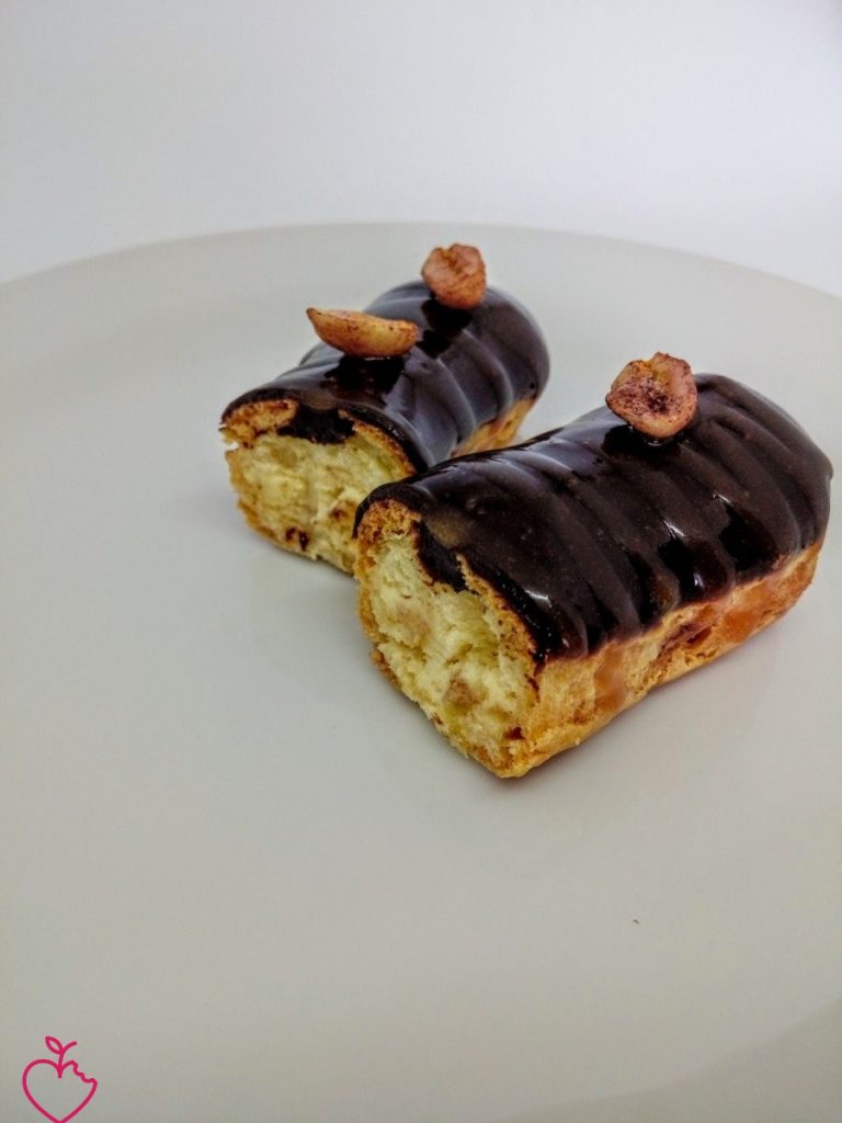 Eclair Con Caramello Decorato Con Una Barretta Di Cioccolato Con Oro  Commestibile Immagine Stock - Immagine di cotto, mangi: 225512903