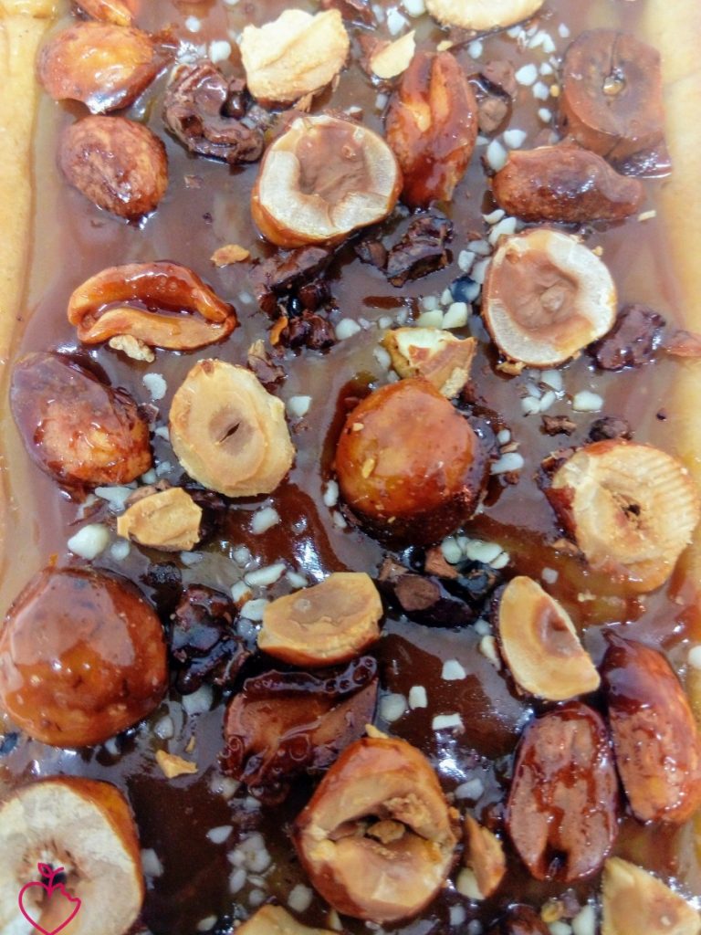 Torta al caramello e frutta secca.
