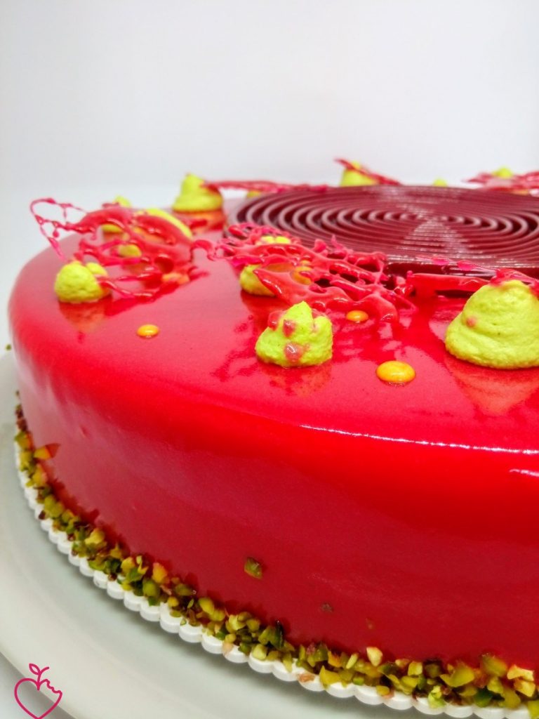 Torta Optical Fluo, lamponi pistacchio e lime