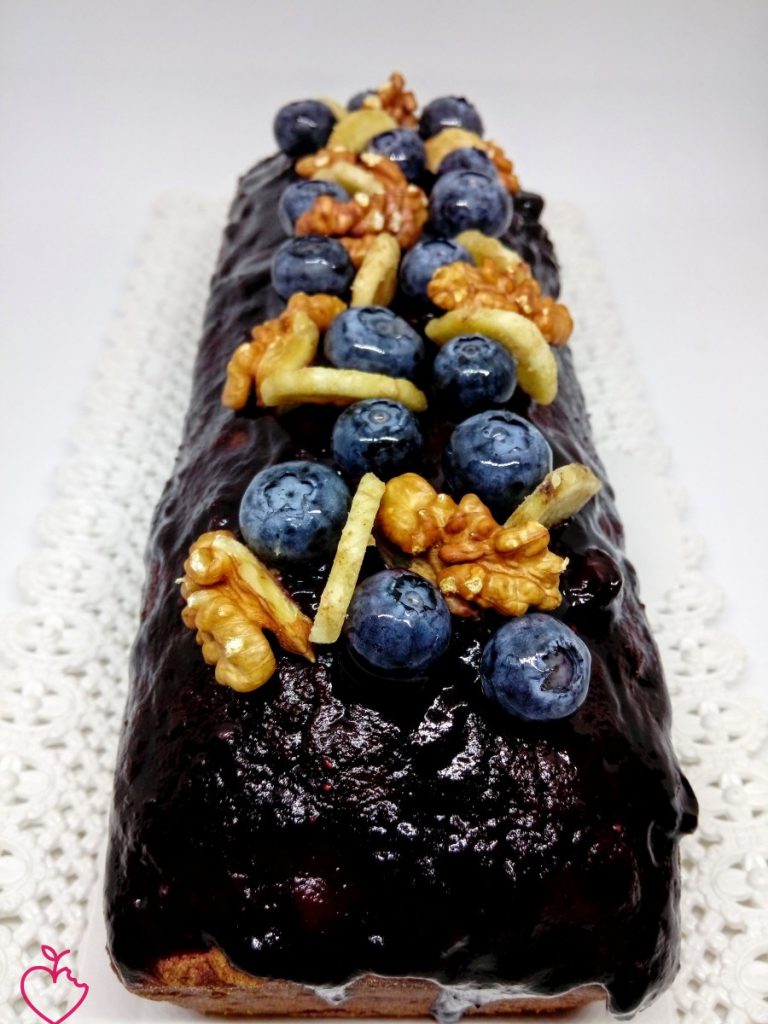 Plumcake alla banana e noci con topping di mirtilli