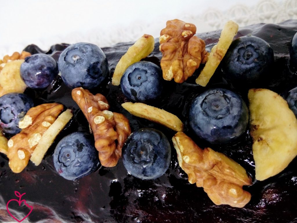 Plumcake alla banana e noci con topping di mirtilli