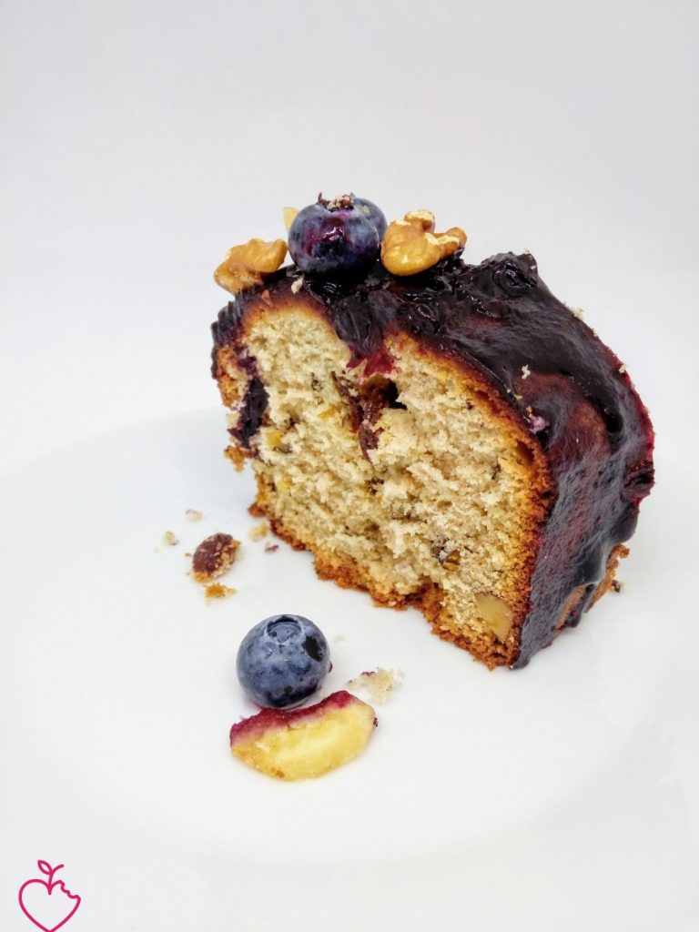 Plumcake alla banana e noci con topping di mirtilli