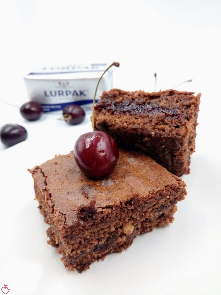 brownies con nocciole e confettura speziata di ciliegie