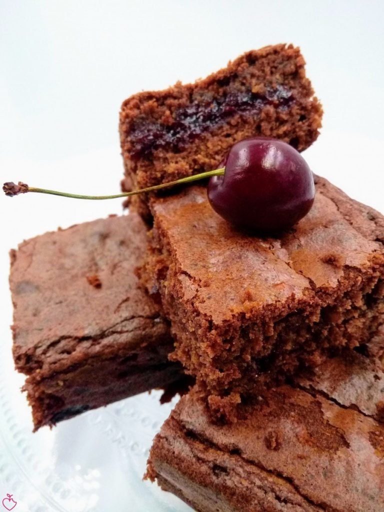 brownies con nocciole e confettura speziata di ciliegie